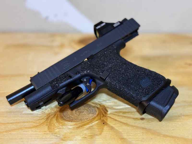 Nice Glock 48 w/ mags and holsters