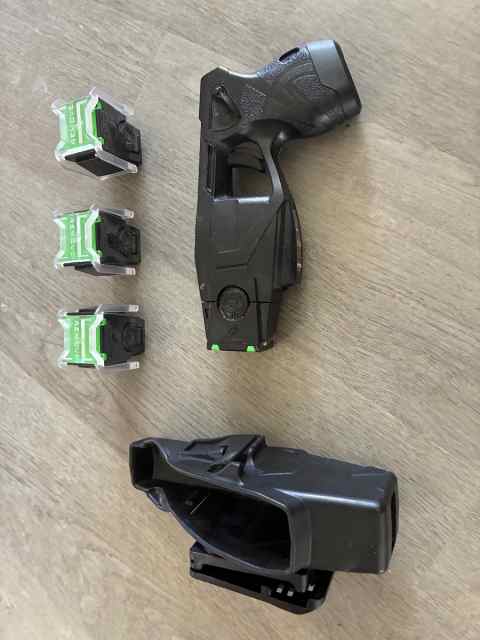 Tazer x26 with red dot, 4 cartridges 